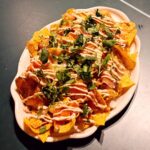 Martin Juneau Instagram – Les Nachos Rancheros Broncos pour la mi-temps @metromonepicier lors du @snackpodcastfootball, une twist sur la collation classique de sportifs de salon.
🌽
🐴
🧀
🐟
Doritos ⚡️Cool Ranch⚡️au lieu des tortillas de maïs, saumon mariné, sauce ranch maison, fromage Monterrey Jack et herbes fraîches.
Est-ce que c’était bon?
Oui. Débile.
💛
Go Broncos!
#NachosRancherosBroncos
#MiTempsMetro
#SnackPodcast