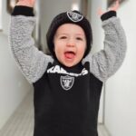 Martin Juneau Instagram – Lucie est fan des @raiders!
🖤
☠️
🩶
#RaiderNation
@robertsval