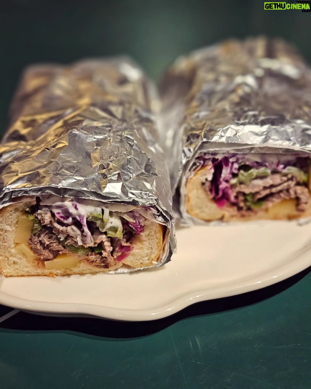 Martin Juneau Instagram - Philly Cheesesteak au rôti de haut de surlonge et chou rouge fermenté pour la mi-temps @metromonepicier de jeudi dernier. 🥖 🥩 🫑 🧅 🧀 @snackpodcastfootball #MiTempsMetro #SnackPodcast #PhillyCheeseSteak