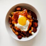 Martin Juneau Instagram – Nous avions des restants de chorizo et de frites de @romados_official…
🐔
🍗
“Ça serait Nice une poutine déjeuner!”
-@robertsval
🔥
Nasty ptit déj.