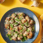 Martin Juneau Instagram – Maintenant que nous sommes des pros de la patate, notre chef Martin Juneau nous propose une délicieuse recette de salade tiède de pommes de terre à l’ail et au parmesan. 😋🥔