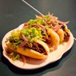 Martin Juneau Instagram – 🚨MIAM ALERT🚨
Pulled pork sandwich aux oignons marinés pour le @snackpodcastfootball de cette semaine.
🐷
🧅
🥬
🌶
🍞
La recette de la mi-temps @metromonepicier est disponible sur le site de @lapochebleue. 
#SnackPodcast 
#MiTempsMetro 
#SnackTalk Sainte-Julie, Quebec