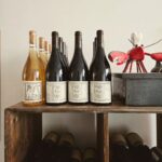 Martin Juneau Instagram – 🍇
Notre agence d’importation privée ⚡️VOLET⚡️, qui travaille avec des petits producteurs de vins naturels est encore en activité!
🍷
Les commandes sont ralenties par l’économie et d’autres facteurs administratifs mais n’hésitez pas à nous écrire pour avoir des informations sur les jus disponibles!
💜
En MP ou au très fiable et organisé Nicolas@glou-mtl.com.
@l.p.breton
@jackandglou
@nic.baz
#VoletImportation
#VoletAndFriends
#VoletXGlou