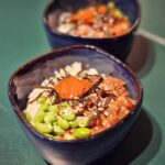 Martin Juneau Instagram – Pour souligner la (presque) mi-saison Fantasy Football, mon plat du @snackpodcastfootball est un hommage à ⚡️LA⚡️ découverte de la saison NFL 2023, soit le receveur Puka Nacua, de descendance Hawaïenne.
🍚
Poke Bowl, svp laisse la place au PUKA BOWL! 
🐟
Riz rapporté de Maui, saumon mariné, edamame du Qc, et des oeufs de saumon.
🌶
Voici le snack de la mi-temps @metromonepicier le plus fin et délicat, tout le contraire du joueur des Rams! 
🫛
#PukaBowl
#SnackPodcast 
#MiTempsMetro 
Recette sur le site de @lapochebleue.
 cc @casinotte Sainte-Julie, Quebec