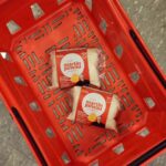 Martin Juneau Instagram – Checkez ça!
Une toute nouvelle gamme d’accompagnements de légumes délicieux MJ pour @metromonepicier afin de vous simplifier la vie!
😍
Faits à Montréal avec des produits frais… et beaucoup d’amour!
🥔
En guise d’amour, dans cet Aligot de pdt (grand classique de la gastronomiefrançaise*), se trouve une très généreuse quantité de fromage Le Migneron de Charlevoix!
🧀
Vous n’aurez qu’à le réchauffer et le servir avec la protéine de votre choix.
#MetroGO
#AliGOt
#MartinJuneauPourMetro
#AligotLeMigneron