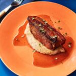 Martin Juneau Instagram – Impressionnez vos invités avec cette nouvelle recette de @martin_juneau : un flanc de porc braisé à la bière rousse laqué au sirop d’érable. Un festin mémorable en perspective! 😋🍁