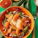 Martin Juneau Instagram - C’est la saison des agrumes! Pour l’occasion, notre chef Martin Juneau nous propose une délicieuse salade avec des oranges caracara 🍊