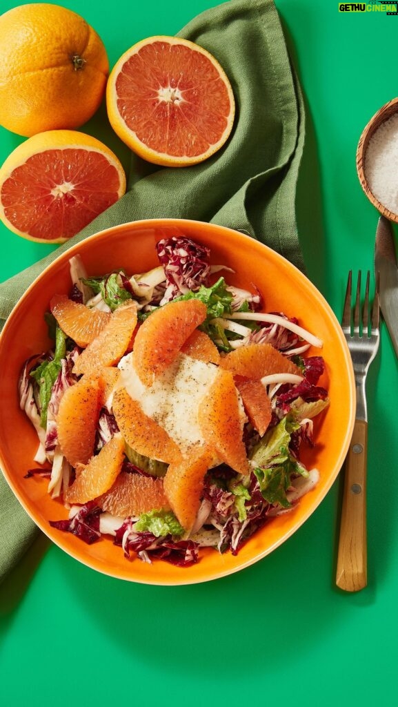 Martin Juneau Instagram - C’est la saison des agrumes! Pour l’occasion, notre chef Martin Juneau nous propose une délicieuse salade avec des oranges caracara 🍊