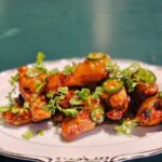Martin Juneau Instagram - Ailes de poulet au airfryer laquées à la sauce pêche-jalapeños. 🐔 🍑 🌶 La recette de la mi-temps @metromonepicier du @snackpodcastfootball, épisode 5, diffusé mardi dernier. Je pense que @casinotte les digère encore! #SnackPodcast #MiTempsMetro #SnackTalk