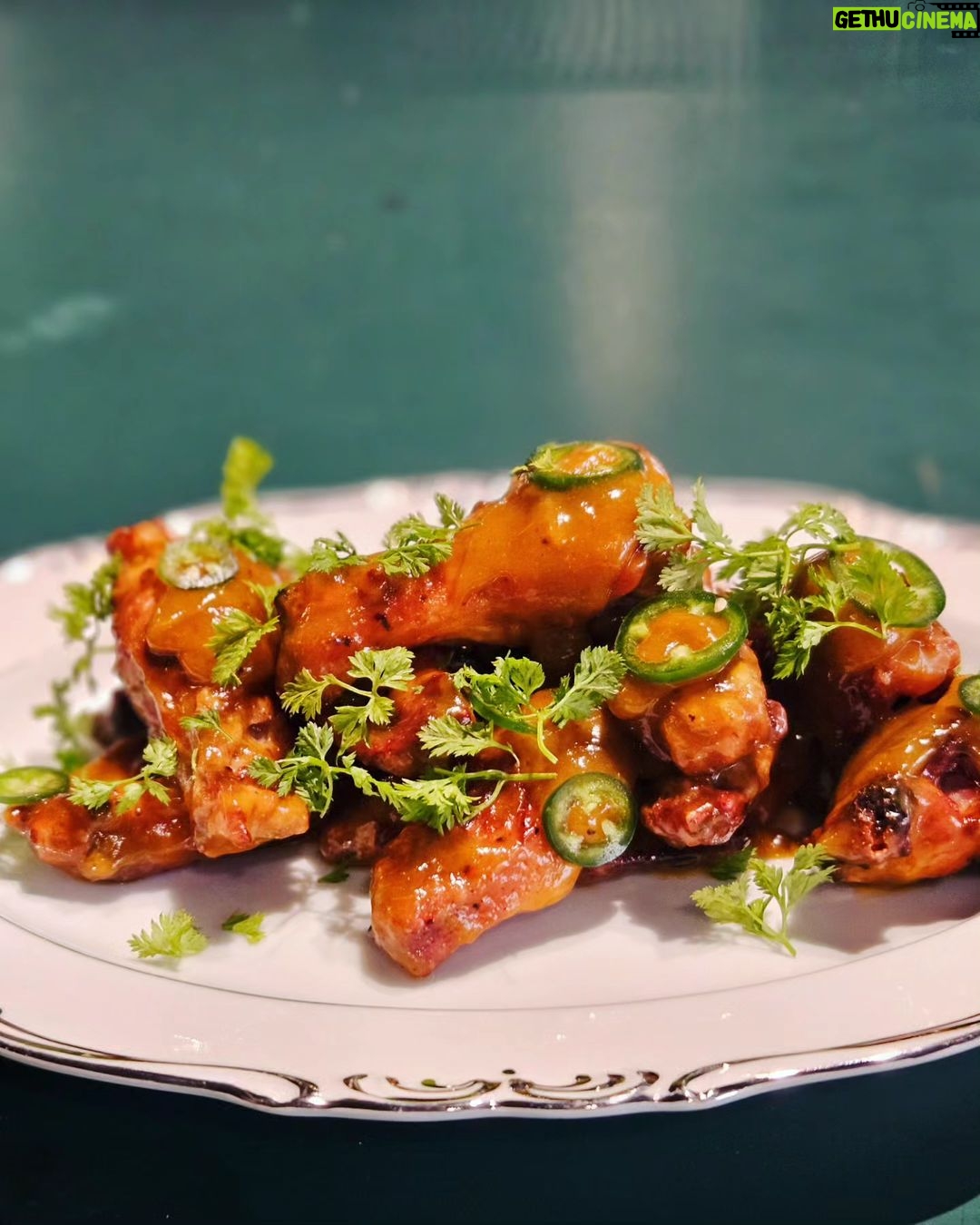 Martin Juneau Instagram - Ailes de poulet au airfryer laquées à la sauce pêche-jalapeños. 🐔 🍑 🌶 La recette de la mi-temps @metromonepicier du @snackpodcastfootball, épisode 5, diffusé mardi dernier. Je pense que @casinotte les digère encore! #SnackPodcast #MiTempsMetro #SnackTalk