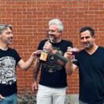 Martin Juneau Instagram - Je suis allé jaser de ma carrière avec les beaux de 👉@on_est_dans_le_jus👈 et l'épisode est maintenant en ligne. 👋 Ce podcast "fait maison" est un must pour exposer et mieux comprendre les dessous d'une restauration pas toujours parfaite. 🙏🏻 Merci pour l'accueil messieurs, et l'introduction "lettre à Martin Juneau" m'a VRAIMENT ému... J'ai encore de la difficulté à en parler sans petit trémolo. 🥺 #OnEstDansLeJus #Balado