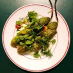 Martin Juneau Instagram - Concombres libanais à 'broil', yogourt citron, ail confit, aneth et menthe fraiche. 🥒 🧄 🍋 Tout ça pour faire manger ses légumes à @casinotte pendant le @snackpodcastfootball d'hier soir. #SnackPodcast #SnackTalk