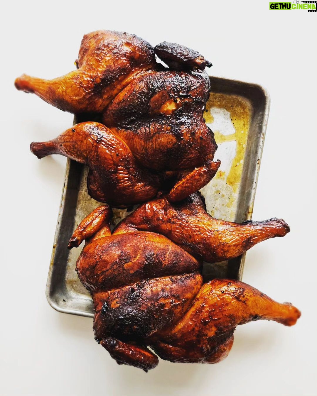 Martin Juneau Instagram - Poulets bio fumés BBQ pour la semaine 1. 🍗 🔥 🏈 #LowNSlow #GameDay #SweetInfantBabyJesus @robertsval @sjk_siii @malcolmmichaud @snackpodcastfootball