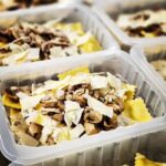Martin Juneau Instagram - Vous êtes nombreux à tripper sur les Raviolis à la ricotta, avec champignons sautes, parmesan et sauce crémeuse au vin blanc. 🍄 🧅 🧄 🧀 Je suis passé voir l'équipe de feu et ils confirment qu'ils en préparent une quantité énorme à chaque semaine! Yeah!!! #MartinJuneauPourMetro #PrêtÀManger @metromonepicier