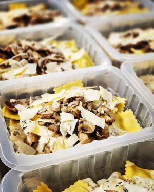 Martin Juneau Instagram - Vous êtes nombreux à tripper sur les Raviolis à la ricotta, avec champignons sautes, parmesan et sauce crémeuse au vin blanc.
🍄
🧅
🧄
🧀
Je suis passé voir l'équipe de feu et ils confirment qu'ils en préparent une quantité énorme à chaque semaine! Yeah!!!
#MartinJuneauPourMetro 
#PrêtÀManger 
@metromonepicier