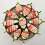Martin Juneau Instagram - Jalapeño Poppers 🌶 🥓 🧀 La recette du premier show de la saison 2 du @snackpodcastfootball, présentée pendant la mi-temps @metromonepicier. 🏈 Inutile de dire que @casinotte et moi avons DOUBLE DIPPÉ dans la crème sure aux oignons... Lien du show dans ma bio. #MiTempsMetro