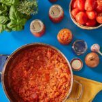 Martin Juneau Instagram - Sa rencontre avec Marina St-Pierre, productrice de tomates fraîches a inspiré @martinjuneau pour sa recette de sauce aux tomates fraîches. Versatile, vous voudrez l’utiliser partout! 🍅
