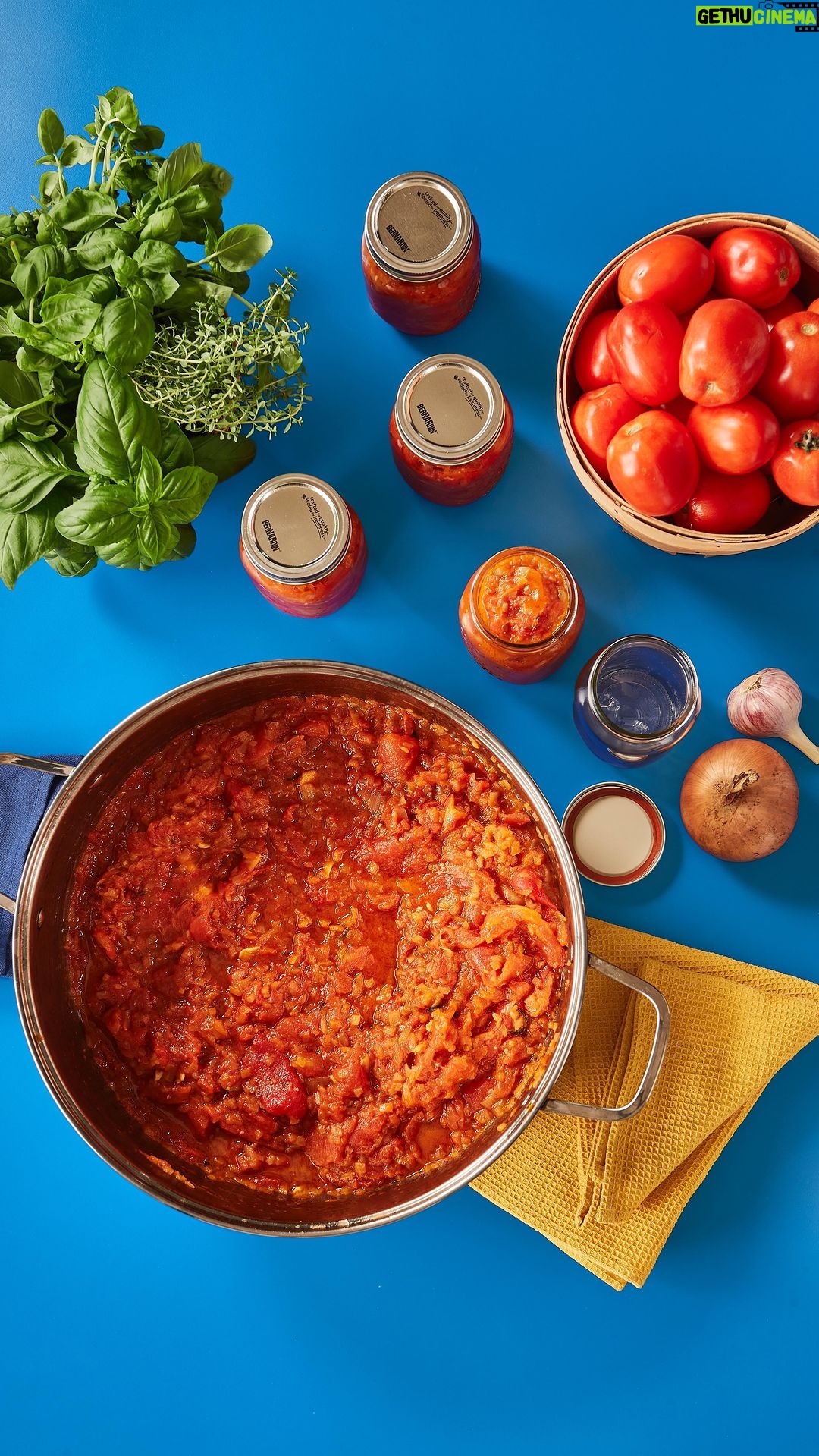 Martin Juneau Instagram - Sa rencontre avec Marina St-Pierre, productrice de tomates fraîches a inspiré @martinjuneau pour sa recette de sauce aux tomates fraîches. Versatile, vous voudrez l’utiliser partout! 🍅