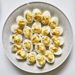Martin Juneau Instagram - Ou comment bien recevoir sa belle-soeur pour l'apéro. 🥚 Ps- Il y avait de la mayo à la truffe de chez MAG dans les jaunes.