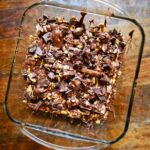 Martin Juneau Instagram - Barres de biscuits Reese's façon brownies-pas-propres de @parrapapompom, avec galettes au beurre d'arachide et chocolat noir-noisettes en garniture. 🍫 🍪 🥜 🌰 NASTY MAIS DÉLICIEUX. @lise_carette @sissi_juneau St Faustin Du Lac Carré