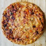 Martin Juneau Instagram - *Façon Catchphrase* Plat italien parfait pour le brunch au chalet, à base d'œufs qui s'apparente à une omelette ou à une quiche sans croûte!!! 🥚 🍳 🧅 🍖 🧀 FRITTATA! #Catchphrase St Faustin Du Lac Carré