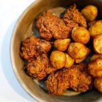Martin Juneau Instagram - Ma blonde s'est réveillée avec un craving de poulet frit sans gluten mais impossible de trouver de la farine de riz alors on a utilisé de la farine de tapioca et de la farine d'amande pis ça l'air débile excusez-moi pour la longue phrase mais j'essaie de me dépêcher parce que j'ai trop envie de croquer dedans.