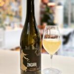 Martin Juneau Instagram - "Où puis-je me procurer ce vin?" est la question qui revient sans cesse. La plupart du temps, je fais la promotion de produits en importation privée, MAIS PAS AUJOURD'HUI. 👇 Vous pouvez vous procurer Zingara de @domaine.mylene.bru dans la succursale SAQ de votre choix. Et s'il n'y en n'a pas, faites la demande à votre conseiller! Il pourra en faire rentrer pour vous. Voici d'ailleurs ce que le monopole a à dire sur ce magnifique blanc des Garrigues: "Un vin naturel issu de marsanne lumineux, opulent et long. Le genre de vin idéal pour accompagner des poissons à chair blanche avec un joli beurre composé à saveur de fenouil et de menthe." 💛 Lien sur ce produit dans ma bio! Ne ratez pas votre chance de déguster les produits de Mylène aka Lady Chasselas! #DomaineMylèneBru #Zingara #VoletImportation #DispoDansVotreSAQ