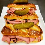 Martin Juneau Instagram - Q- Ça consiste en quoi, ton poste chez @metromonepicier, Martin? ✋️ R- Développer pleins d'idées de recettes! Certaines ne voient malheureusement jamais le jour, mais d'autres, comme ce sandwich au boeuf Angus fumé, salade de chou dans un pain bretzel (avec un cornichon sul top!), sont disponibles pour votre lunch quotidien! 🥨 🐮 🥬 🥒 Bon appétit! #NouveauxSandwiches #PainBretzel #BoeufFumé #ChouCornichon #Miam