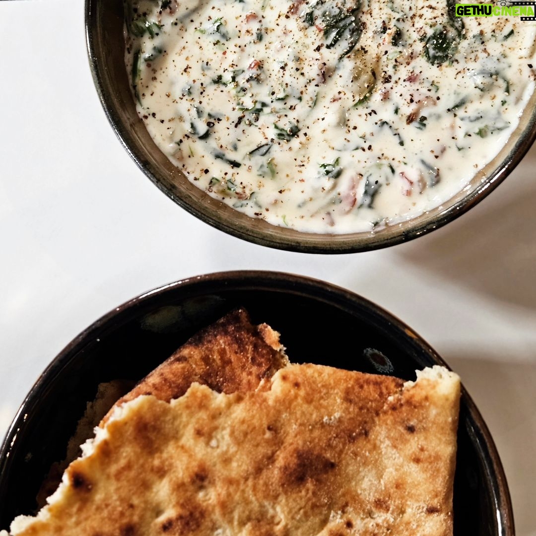 Martin Juneau Instagram - Avez-vous dit "Spinach dip aux trois fromages et bacon avec pains naan toastés"? 🍃 🧀 🥓 🫓 Une autre mi-temps @metromonepicier réussie pour un autre @snackpodcastfootball divertissant et instructif! 🏈 #SpinachDip #MiTempsMetro #SnackPodcast