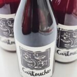 Martin Juneau Instagram - ⚠️Message d'intérêt public pour les aficionados du vin naturel⚠️ 💜 Allez voir sur saq.com et faites une recherche pour trouver les dernières quilles de Mylène Bru @domaine.mylene.bru aka Lady Chasselas, une grande dame du Languedoc. 🍇 Cette cuvée CARTOUCHE, est un claret du sud, à base de Grenache (et 20% de Cinsault). Fresh à souhait! 🍷 Mais il y a plusieurs autres cuvées extraordinaires disponibles en succursale! Ps- J'ai acheté mes bouteilles avant de faire ce post, parce que je voulais être certain d'en avoir! Go go go! 🤫 #MylèneBru #LadyChasselas #VoletImportation #VoletXGlou #VoletAndFriends #VinMMMaturel