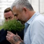 Martin Juneau Instagram - La plupart des Québécois pensent que les fines herbes ne se congèlent pas... @martin_juneau est allé à la rencontre d’un expert en herbes, Charles, producteur des @serresgourma pour répondre à cette question! 🌿