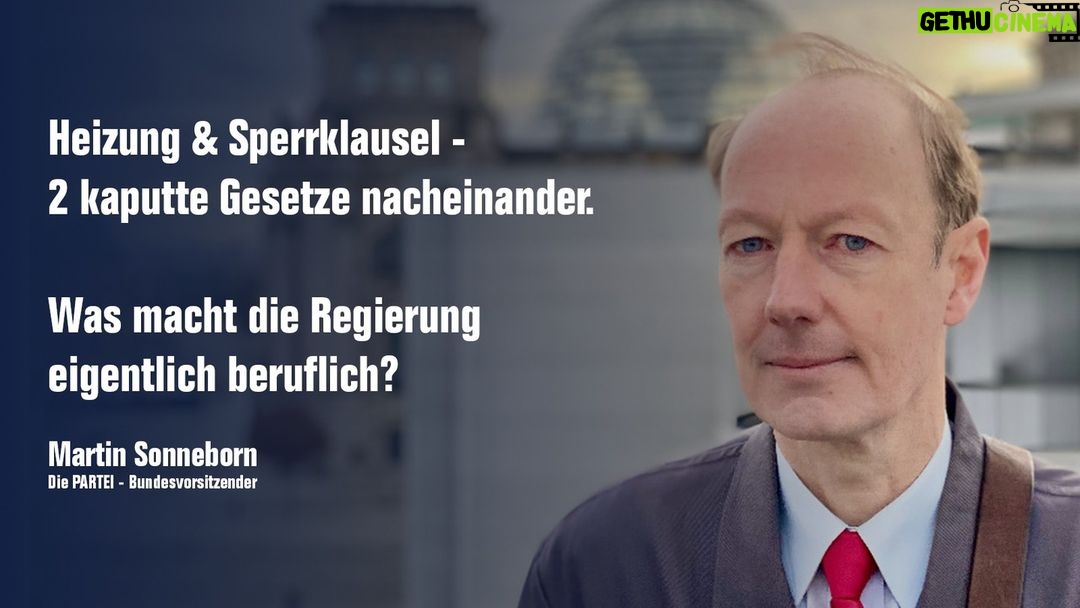 Martin Sonneborn Instagram - Falls sich jemand fragt, wie unser Organstreitverfahren zur Sperrklausel bei EU-Wahlen läuft: Bundespräs. Steinmeier darf weiterhin gepflegt Urlaub machen, er muss das Gesetz zur Sperrklausel / 2%-Hürde immer noch nicht unterschreiben. Die paar überteuerten Anwälte, die der Bundestag und die Länder vor drei Wochen aus dem verdienten Sommerurlaub zurückgeholt haben - leider auf Ihre Kosten, Smiley - brauchen mehr Zeit. Mehr Zeit, um zu erklären, was sich die Bundesregierung bei der Erstellung dieses Gesetzes gedacht hat / haben könnte / haben müsste / nicht gedacht hat... Das dauert eben seine Zeit. Das BVerfG hat einer Fristverlängerung bis Ende September zugestimmt. (to be continued)
