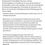 Martin Sonneborn Instagram – Falls sich jemand fragt, wie unser Organstreitverfahren läuft: Bundespräs. Steinmeier darf jetzt erst mal gepflegt Urlaub machen, er muss das Gesetz zur Sperrklausel / 2%-Hürde vorerst nicht unterschreiben. 
Arbeiten müssen dagegen ein paar überteuerte Anwälte, die der Bundestag und die Länder gerade aus dem verdienten Sommerurlaub zurückholen. (Leider auf Ihre Kosten. Smiley) 
(Das kommt dann auf die große Liste, zu den 100.000, die Schäuble in den “Geld-Prozessen” gegen Die PARTEI in den Sand gesetzt hat…)
Quelle: Nachrichtenmagazin “Der Spiegel”