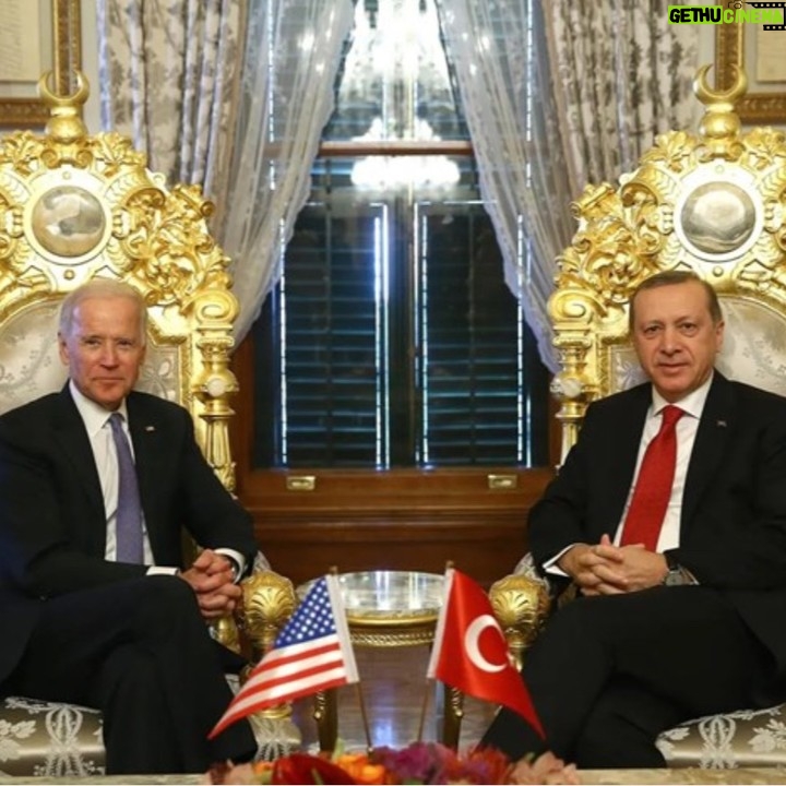 Martin Sonneborn - 3.1K Likes - Erdogan und Biden haben gestern in einem Telefongespräch die NATO-Position zur Ukraine, den Beitritt Schwedens, die Lieferung von F-16 und türkischer Bayraktar-Drohnen – und die EU-Mitgliedschaft der Türkei besprochen.
Schön, dass Frau vonderLeyen die EU jetzt endlich offen zur politischen Verhandlungsmasse für die geostrategischen Interessen anderer degradiert hat. Soviel Transparenz hätten wir von ihr gar nicht mehr erwartet.
Wenn wir übrigens vorhätten, die EU endgültig zu zerstören, dann würden wir sie nicht nur ökonomisch ruinieren und in (auf multiplen Ebenen desaströse) Abhängigkeiten zwingen, sondern final noch dafür sorgen, dass es sie auch aus dem Inneren zerreißt.
Zum Beispiel durch die Aufnahme des Westbalkans, der Ukraine und der Türkei, mit der der Prozess der Peripherisierung des Alten Europa, der alten EU unabwendbar werden wird.
Es ist verblüffend, mit welcher Verve die überzeugtesten Europäisten in Brüssel den Niedergang des Projekts betreiben, dessen Aufbau sie rhetorisch reklamieren. Unterbeschäftigte Politologen sollten diesen Vorgang schleunigst untersuchen. Besser noch: Psychiater.
Nennen Sie uns Kassandren, aber wir legen uns jetzt fest: eine weitere Amtszeit von Frau vonderLeyen kann und wird die EU nicht überleben.