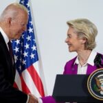 Martin Sonneborn Instagram - Dass (ausgerechnet) Joe Biden darauf besteht, (ausgerechnet) vonderLeyen als Chefsekr... Pardon: Generalsekretärin der NATO zu platzieren, sagt eigentlich schon alles über die USA, die EU und die NATO aus, was man wissen muss. Wir möchten dennoch etwas ergänzen: Der britische "Spectator" schrieb in einer Bewertung von Vdls politischer Laufbahn, sie habe eigentlich nichts als eine (breite) Spur der Verwüstung hinterlassen (trail of disaster). Nachdem diese weithin erprobte Hyperschallvernichtungswaffe nicht nur im Familien-, Arbeits-, Sozial- und Verteidigungsministerium, sondern auch in der EU-Kommission eindrucksvoll vorgeführt hat, wie man gewachsene Strukturen in kürzester Zeit rückstandslos vernichtet, um sich dann unbehelligt aus dem Staub zu machen, halten wir es für überfällig, ihr nun endlich auch die NATO auszuhändigen. Bombastischer Kollateraleffekt: Wenn alle gegen vonderLeyen geführten Verfahren entscheidungsreif sind, hat sie 3.358.000 aktive Soldaten, 738.400 Paramilitärische Einheiten und ein Budget von über 1.000 Milliarden zu ihrer Verteidigung.