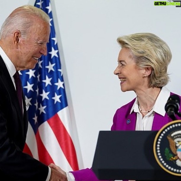 Martin Sonneborn - 4.4K Likes - Dass (ausgerechnet) Joe Biden darauf besteht, (ausgerechnet) vonderLeyen als Chefsekr... Pardon: Generalsekretärin der NATO zu platzieren, sagt eigentlich schon alles über die USA, die EU und die NATO aus, was man wissen muss.
Wir möchten dennoch etwas ergänzen: Der britische "Spectator" schrieb in einer Bewertung von Vdls politischer Laufbahn, sie habe eigentlich nichts als eine (breite) Spur der Verwüstung hinterlassen (trail of disaster).
Nachdem diese weithin erprobte Hyperschallvernichtungswaffe nicht nur im Familien-, Arbeits-, Sozial- und Verteidigungsministerium, sondern auch in der EU-Kommission eindrucksvoll vorgeführt hat, wie man gewachsene Strukturen in kürzester Zeit rückstandslos vernichtet, um sich dann unbehelligt aus dem Staub zu machen, halten wir es für überfällig, ihr nun endlich auch die NATO auszuhändigen.
Bombastischer Kollateraleffekt: Wenn alle gegen vonderLeyen geführten Verfahren entscheidungsreif sind, hat sie 3.358.000 aktive Soldaten, 738.400 Paramilitärische Einheiten und ein Budget von über 1.000 Milliarden zu ihrer Verteidigung.