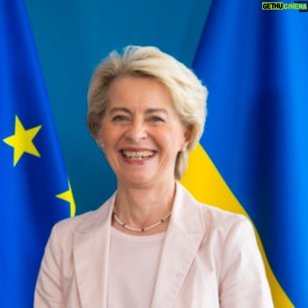 Martin Sonneborn - 5.5K Likes - EU-Kommission, Mitgliedsstaaten im Rat und alle (!) größeren Fraktionen des EU-Parlaments wollen ein KI-Gesetz einführen, mit dem der öffentliche Raum in Europa flächendeckend & permanent unter biometrische Massenüberwachung gestellt werden kann.
Nochmal zur Erinnerung: In Gesellschaftssystemen, die noch annähernd an Demokratien erinnern wollen, sollte nicht der Bürger immer transparenter für den Staat werden, sondern umgekehrt.
Wir fordern daher die umgehende biometrische Massenüberwachung der 40.000 Bediensteten der Europäischen Union - v.a. natürlich die Frau vonderLeyens und ihres Handys (inklusive des haushaltsrelevanten SMS-Verkehrs mit ihrem Kumpel Albert Bourla vom Potenzmittelhersteller Pfizer).
Wer Massenüberwachung für ein mögliches Merkmal der liberalen Demokratie hält, hat deren Boden längst verlassen.
P.S.: Gut, dass es Patrick Breyer von den deutschen Piraten gibt.