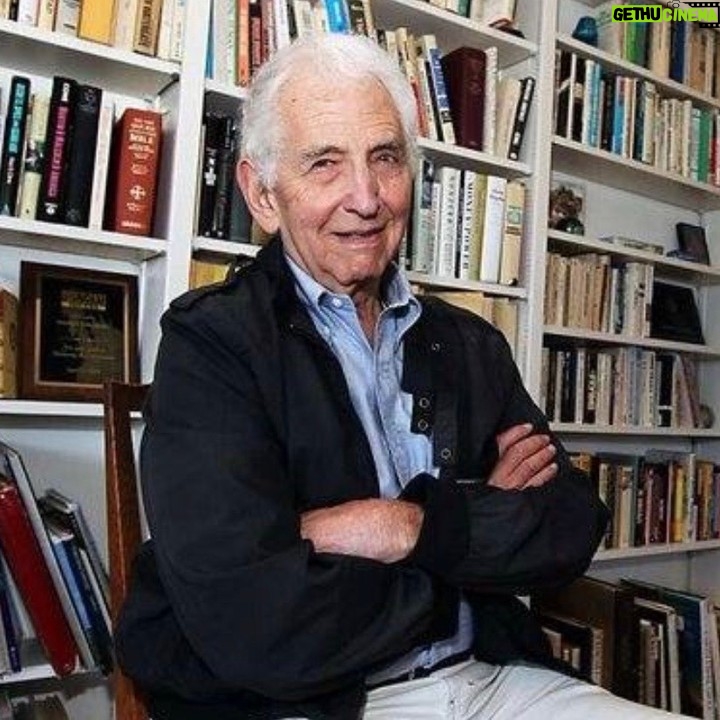 Martin Sonneborn - 3.2K Likes - Daniel Ellsberg ist tot.
Er hat 1971 die "Pentagon-Papers" veröffentlicht, 7000 "Top Secret-Files", die belegten, dass die US-Regierung den Vietnamkrieg begonnen & fortgesetzt hatte in dem Wissen, dass er nicht gewonnen werden konnte.