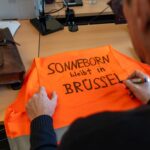 Martin Sonneborn Instagram - Der Job des EU-Parlamentariers ist abwechslungsreich: Auf die Kommissionspräsidentin schimpfen, Rettungswesten beschriften, auf den Ratspräsidenten schimpfen, überlegen wie man zur Buchvorstellung in Berlin, Warnemünde, Dortmund, Oberhausen, Wuppertal, Reutlingen, Köln, Erfurt, Bamberg, Bayreuth, Augsburg, Leipzig, Hannover, München und Göttingen am besten nicht anreist, auf die Parlamentspräsidentin schimpfen... Smiley!