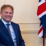 Martin Sonneborn Instagram - Verteidigungsminister GRANT SHAPPS (links im Bild) hat gerade erklärt, dass Großbritannien sich auf einen Krieg mit RUSSLAND, CHINA, IRAN & NORDKOREA vorbereiten müsse – gleichzeitig und innerhalb der nächsten 5 Jahre. Vergessen hat er die Kriege mit SCHOTTLAND, IRLAND, seiner SCHWIEGERMUTTER & dem Reich der KLINGONEN. Und seinem FRISEUR. Smiley!