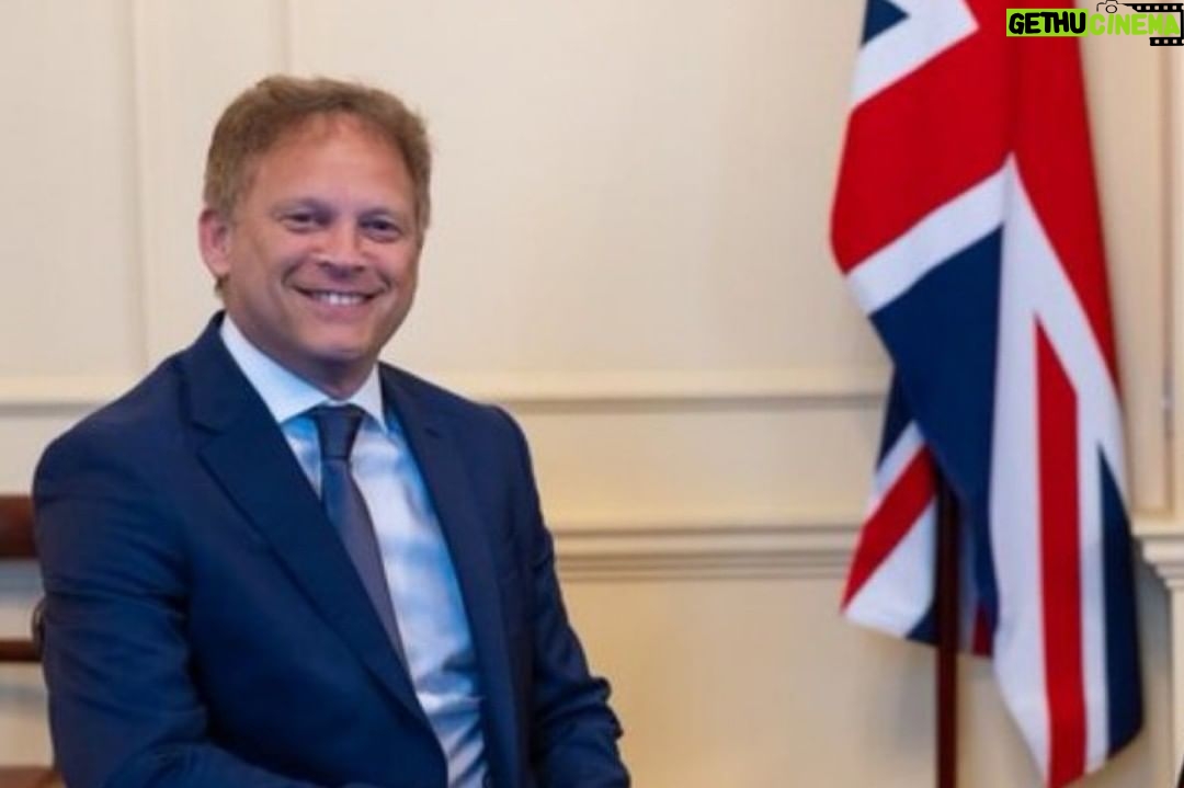 Martin Sonneborn - 3.5K Likes - Verteidigungsminister GRANT SHAPPS (links im Bild) hat gerade erklärt, dass Großbritannien sich auf einen Krieg mit RUSSLAND, CHINA, IRAN & NORDKOREA vorbereiten müsse – gleichzeitig und innerhalb der nächsten 5 Jahre.
Vergessen hat er die Kriege mit SCHOTTLAND, IRLAND, seiner SCHWIEGERMUTTER & dem Reich der KLINGONEN. Und seinem FRISEUR. Smiley!