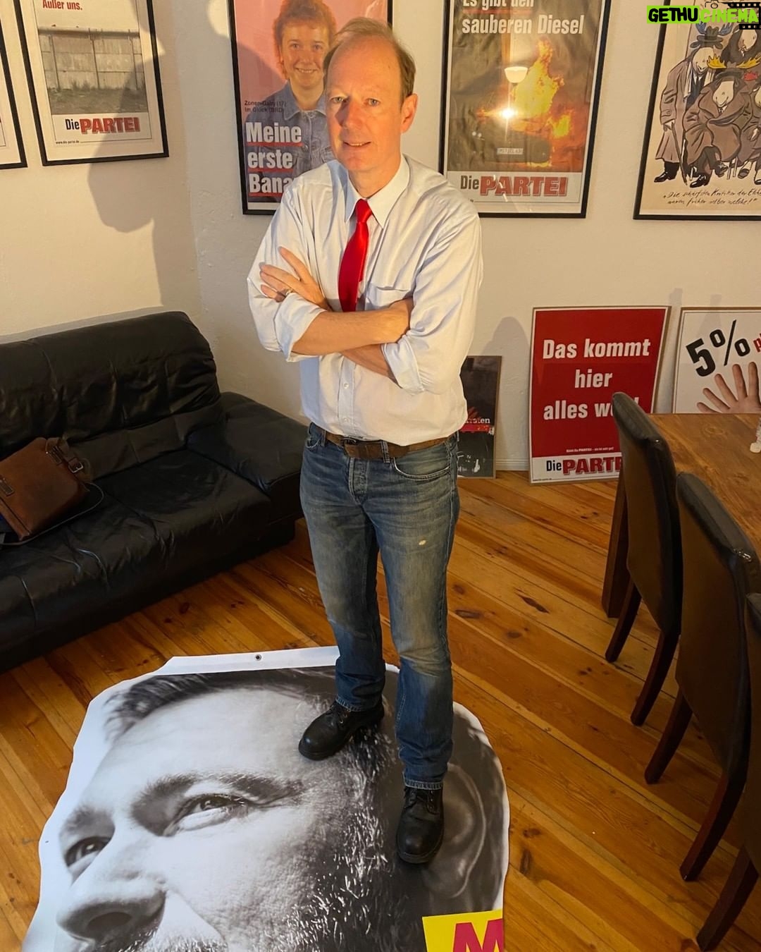 Martin Sonneborn - 6.4K Likes - Um an der Europawahl am 9. Juni teilnehmen zu können, braucht Die PARTEI bis Ende Februar 4.000 Unterstützerunterschriften. Ich sammle morgen ab 19 Uhr im Franziskaner in Kreuzberg (Dresdener Str. 17). Europa nicht den Leyen & Strack-Rheinmetalls überlassen!
PS: Wir vergessen niemanden, der uns den Weg an die Macht geebnet hat... Smiley
PPS: Bauern (mit Niveau) sind ausdrücklich willkommen, bitte die Traktoren draußen anbinden!