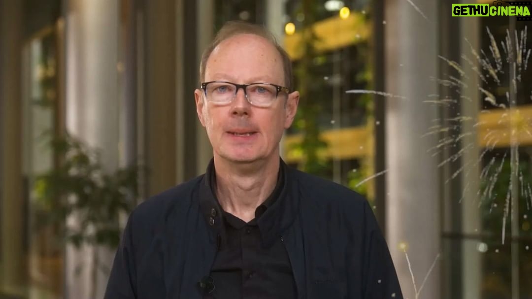 Martin Sonneborn - 5.5K Likes - Die Redenschreiber von Olaf Scholz sind krank - meine waren (leider) gesund. Der Jahresrückblick der Herzen, mit fröhlichem Ausblick auf das Atomkriegsjahr 2024... Komm' se gut rein, draußen an den Geräten!