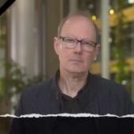 Martin Sonneborn Instagram – Nachruf auf rund 4.000.001 Tote
Stumpfe Werbung für die Weihnachtsausgabe des “Bericht aus Brüssel” +++ Die kommt zu Weihnachten +++ Wenn es uns gefällt +++ Und wir fertig werden +++ Deswegen ist der Inhalt auch ausschließlich versöhnlich, positiv, friedlich +++ LügenSmiley!