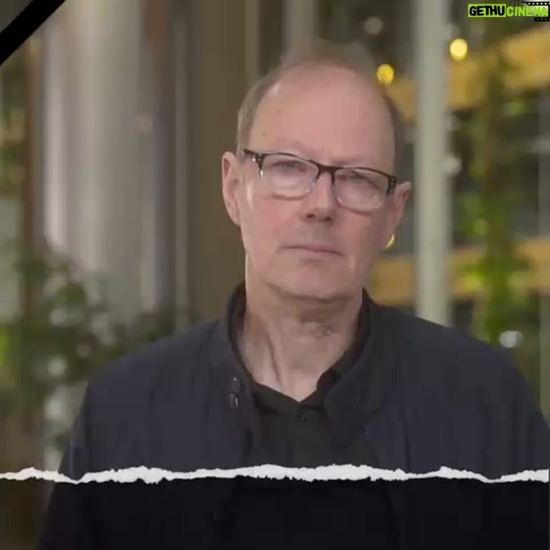 Martin Sonneborn - 7.9K Likes - Nachruf auf rund 4.000.001 Tote
Stumpfe Werbung für die Weihnachtsausgabe des "Bericht aus Brüssel" +++ Die kommt zu Weihnachten +++ Wenn es uns gefällt +++ Und wir fertig werden +++ Deswegen ist der Inhalt auch ausschließlich versöhnlich, positiv, friedlich +++ LügenSmiley!