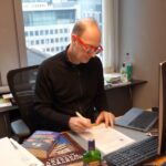 Martin Sonneborn Instagram - FRAGE NICHT, WAS DIE EU FÜR DICH TUN KANN... (Die EU tut nämlich nur in Ausnahmefällen etwas für Tüpen wie Sie!) Frag lieber, was Du für die EU tun kannst: Eine Unterschrift leisten, damit Die PARTEI zur Europawahl am 9. Juni auf den Wahlzetteln steht. Sibylle Berg & Martin Sonneborn nach Brüssel! www.die-partei.de Europa nicht den Leyen überlassen!