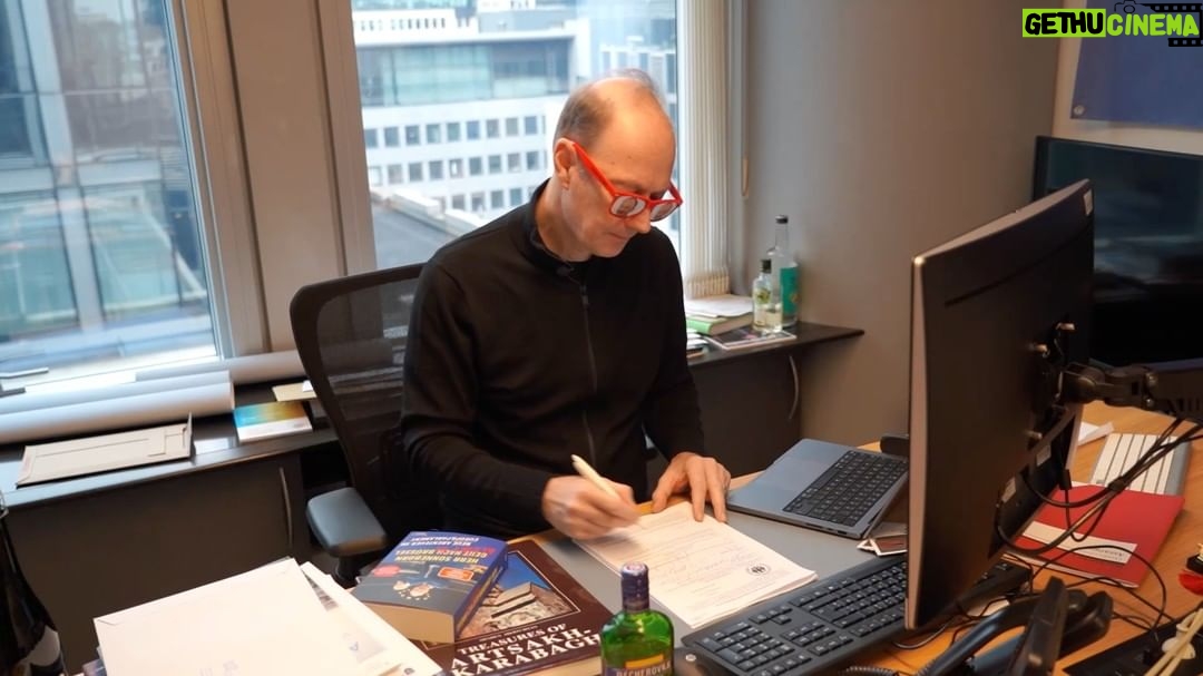 Martin Sonneborn - 5.1K Likes - FRAGE NICHT, WAS DIE EU FÜR DICH TUN KANN...
(Die EU tut nämlich nur in Ausnahmefällen etwas für Tüpen wie Sie!) Frag lieber, was Du für die EU tun kannst: Eine Unterschrift leisten, damit Die PARTEI zur Europawahl am 9. Juni auf den Wahlzetteln steht. Sibylle Berg & Martin Sonneborn nach Brüssel!
www.die-partei.de
Europa nicht den Leyen überlassen!