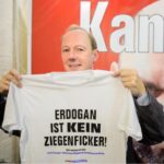Martin Sonneborn Instagram - Bekleidungsvorschlag für den #Erdogan-Besuch. Wir haben noch ein paar Shirts im Büro herumliegen, Scholz...