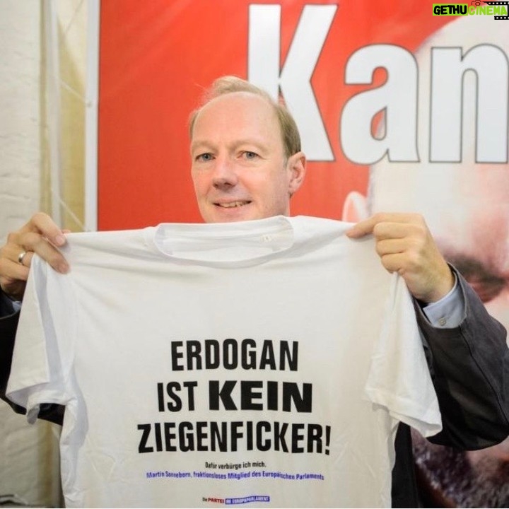 Martin Sonneborn - 11.6K Likes - Bekleidungsvorschlag für den #Erdogan-Besuch. Wir haben noch ein paar Shirts im Büro herumliegen, Scholz...