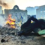 Martin Sonneborn Instagram - In der Nacht vor dem heutigen EU-Sondergipfel haben Tausende Bauern mit Landwirtschaftsdelegationen aus Frankreich, Belgien, Spanien, Italien und Portugal vor meinem Arbeitsplatz in Brüssel kampiert. Die Stadt steht still, schon 230 Kilometer Stau um 8 Uhr morgens. Gut, dass ich um diese Uhrzeit noch schlafe... Was die EU betrifft, so stehen Außen- & Innenwelt sichtlich in keinem brauchbaren Verhältnis mehr zueinander: Während draußen über 1300 Traktoren das Europäische Parlament und seinen mittlerweile brennenden Vorplatz blockieren, haben die 27 Staatschefs drinnen den Zorn der Bauern noch nicht einmal auf ihre Tagesordnung gesetzt. Das hasst der Bauer europaweit: Zu niedrige Einkommen, Inflation, überbordende EU-Bürokratie, Anhäufung unsinniger Normen, Konkurrenzdruck durch Mercosur, explodierende Treibstoffkosten. Zu hohe Bier- und Dönerpreise! Kommt uns bekannt vor... Die sog. einfachen Leute, die Landwirte & Arbeiter, waren schon oft die maßgebliche Triebkraft in der europäischen Geschichte. Während Amtsträger, nun ja, eher als etwas „retardierend“ beschrieben sind. Vive la Bauernrevolution!